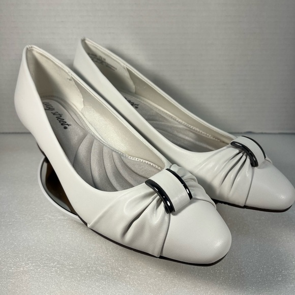 NEW: Easy Street Eloise Womens Round Block Heel Pumps. Size 7.5 Color: White - Picture 1 of 8